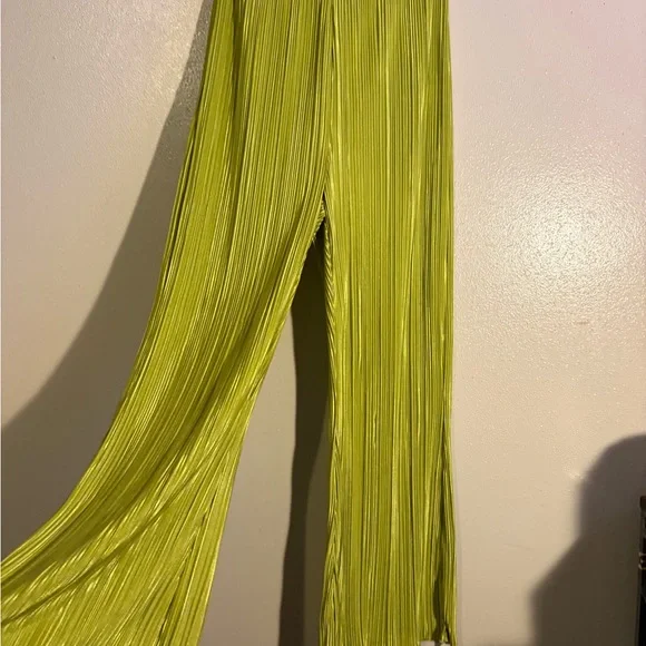 Good American Always Fits Plissé Wide‑Leg Pants & Cropped Shirt - Picture 6 of 7